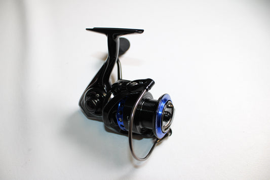 A close-up of a Dobyns Maverick MV2000 Blue Used Spinning Reel in mint condition is displayed against a plain white background.