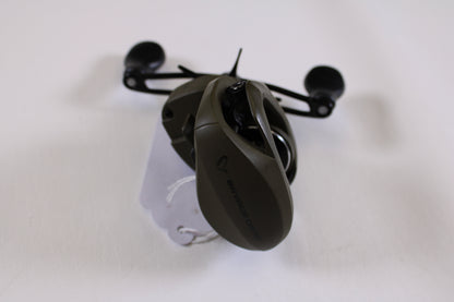 The Savage Gear SG8 BC 100 6.6:1 RH is a used casting reel in excellent condition with a green body, black handle, and two knobs—ideal for the Rod and Reel Trade-In Program if you’re upgrading your gear.