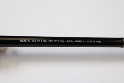 Close-up of text on Shimano Poison Ultima 162L-S 6'2" Light - Used Casting Rod (Very Good Condition): "162L-S LINE WT. 6-12lb. LURE WT. 3.5-10g LENGTH 6'2" CODE No.35989." Ideal for trade-in or your used Shimano collection. White background.