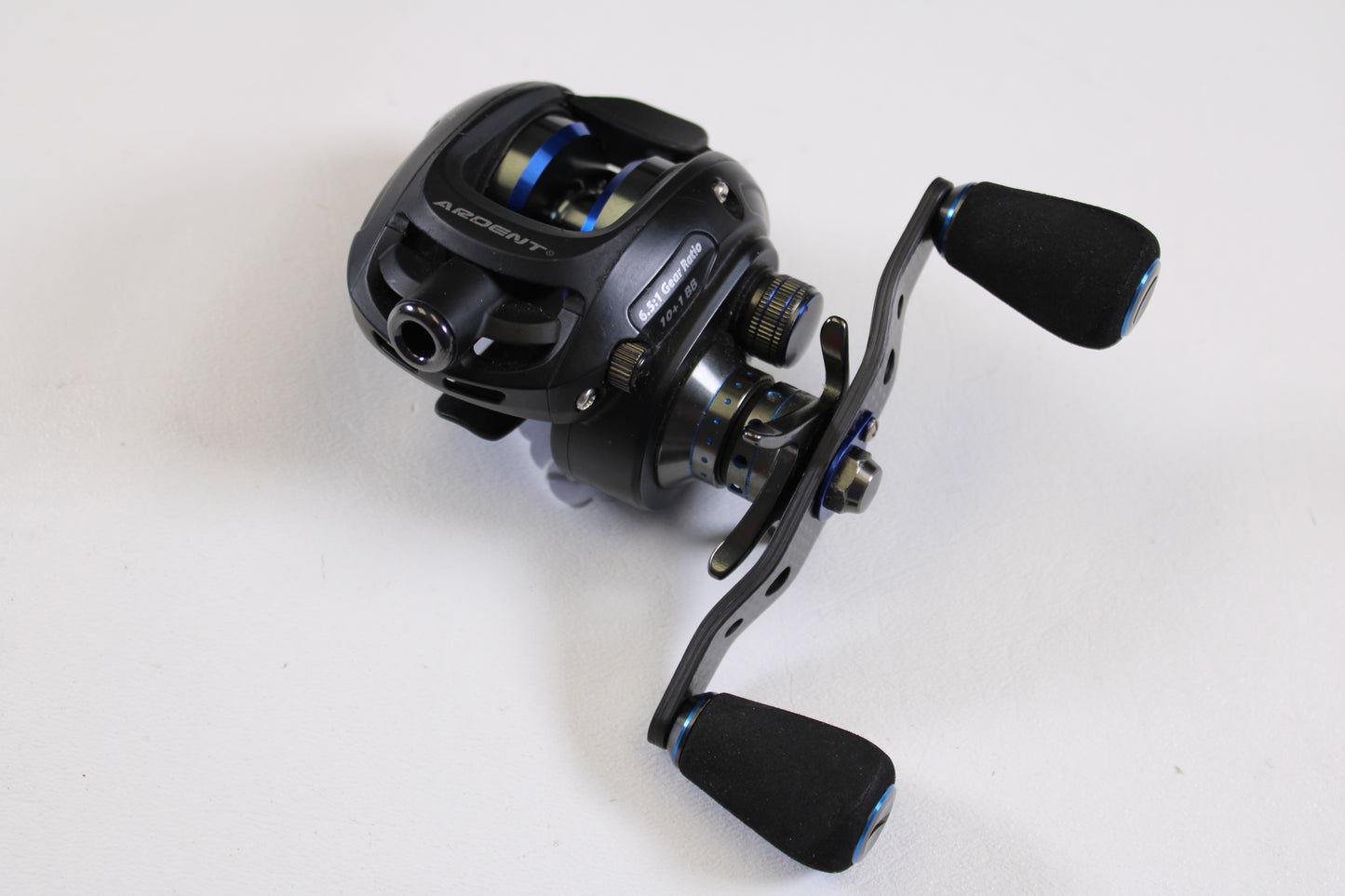 Upgrade your gear with the Ardent Denny Brauer Apex Flippin 6.5:1 LH Used Casting Reel—Very Good Condition. Trade it in or earn store credit through our Rod and Reel Trade-In Program.