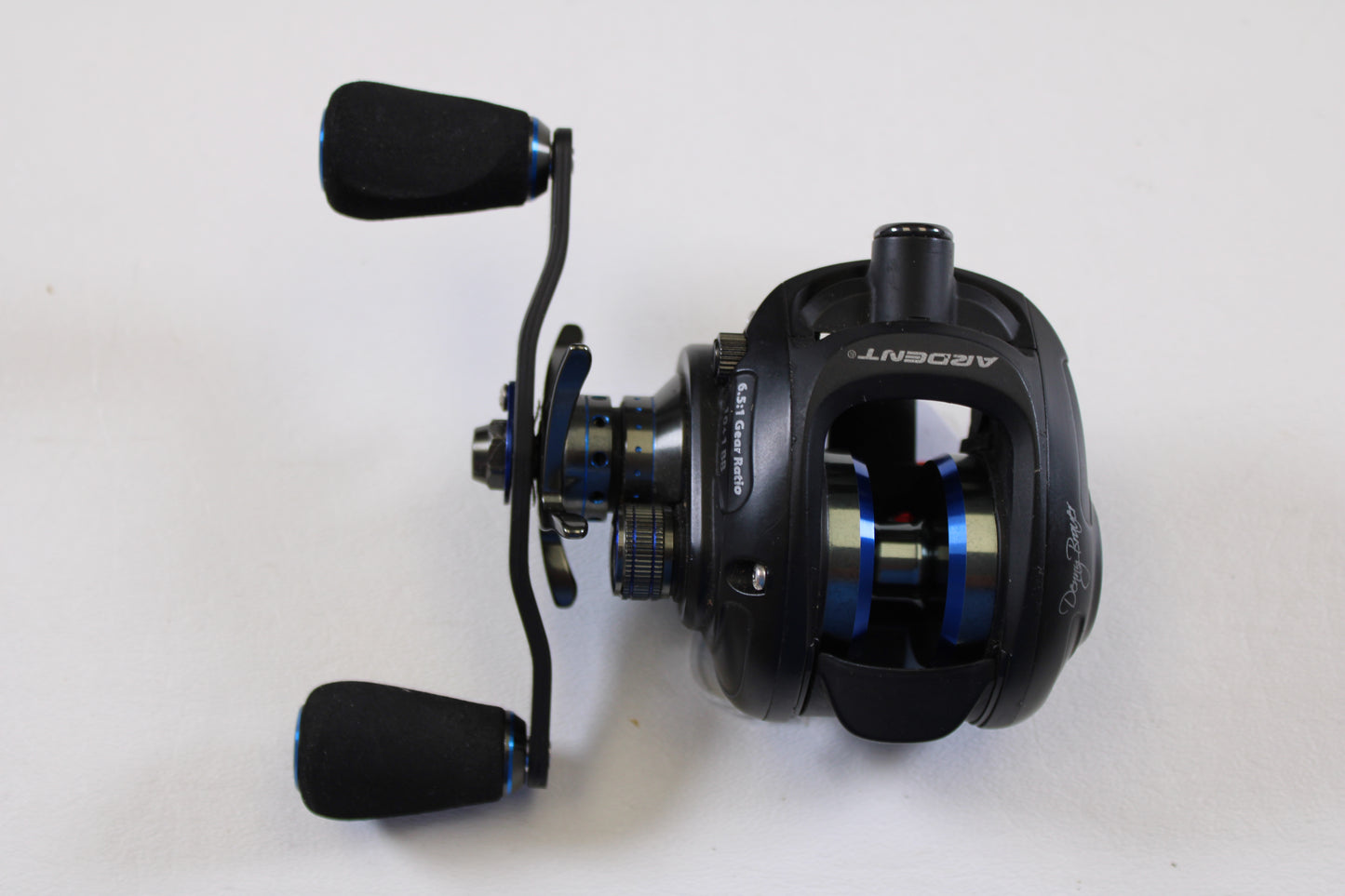 The Ardent Denny Brauer Apex Flippin 6.5:1 LH Used Casting Reel (Very Good Condition) is ideal for quality gear seekers or those using our Rod and Reel Trade-In Program for store credit.