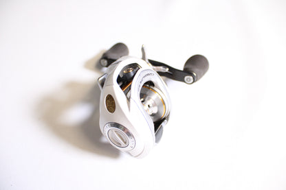 Bass Pro Shops Johnny Morris CarbonLite 2.0 JCT10SHA 7.5:1 Gear Ratio - Used Casting Reel - Good Condition