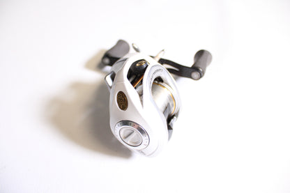Bass Pro Shops Johnny Morris CarbonLite 2.0 JCT10SHHA 8.3:1 Gear Ratio - Used Casting Reel - Good Condition