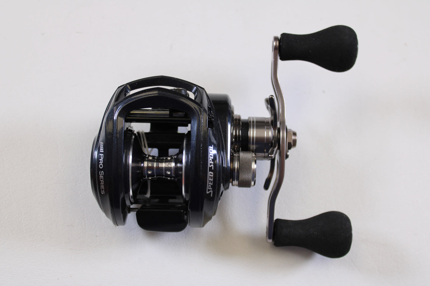 The Lew's BB1 Pro PRS1HZ 6.4:1 RH - Used Casting Reel, in excellent condition, features dual handles and a sleek black metallic finish—perfect for our Rod and Reel Trade-In Program or your used gear collection. Displayed on a white background.